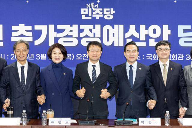 한병도 더불어민주당 원내대표가 26일 서울 여의도 국회 의원회관에서 열린 2026년 추가경정예산안 당정협의회에서 박홍근 기획예산처 장관을 비롯한 참석자들과 기념촬영하고 있다. 뉴스1