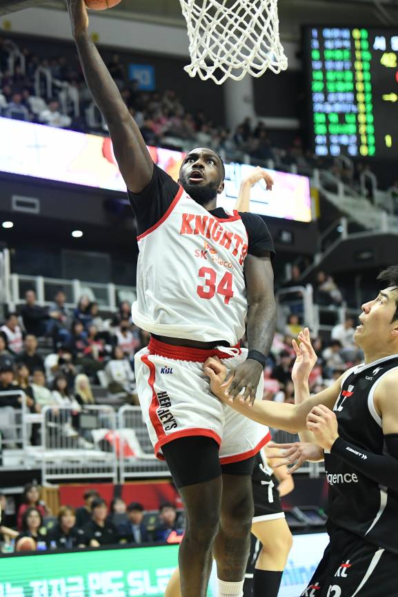 수원 KT전에서 공격을 시도하는 자밀 워니. KBL 제공