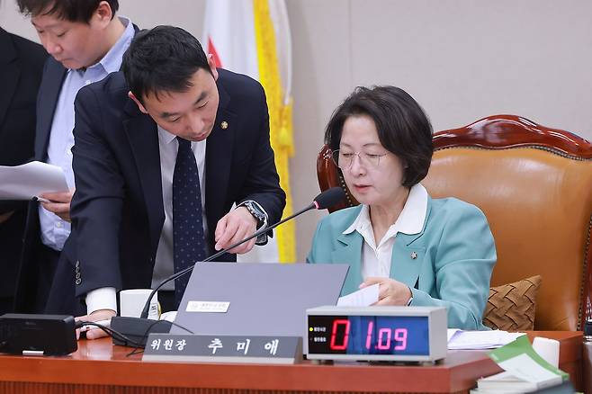 지난18일 국회에서 열린 법제사법위원회 전체회의에서 당시 위원장이었던 더불어민주당 추미애 의원과 여당 간사인 민주당 김용민 의원이 중대범죄수사청 설치법안 처리 전 대화하고 있다. 연합뉴스