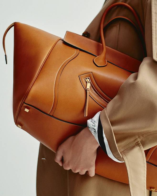 셀린느의 상징적 가방인 러기지 백을 재해석해 선보인 뉴 러기지 백. 사진 셀린느