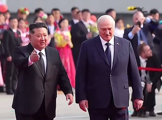 김정은 북한 국무위원장의 초청으로 북한을 공식 방문한 알렉산드르 루카셴코 벨라루스 대통령을 환영하는 의식이 지난 25일 평양 김일성광장에서 진행됐다고 조선중앙TV가 26일 보도했다. 사진 조선중앙TV=연합뉴스