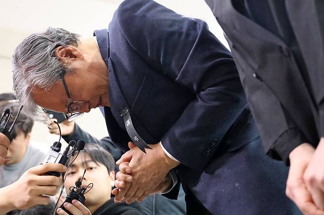 대형 화재로 74명의 사상자가 발생한 대전 안전공업의 손주환 대표이사가 26일 오후 대전시청에 마련된 희생자 합동분향소를 찾아 조문한 뒤 사과하고 있다. 연합뉴스