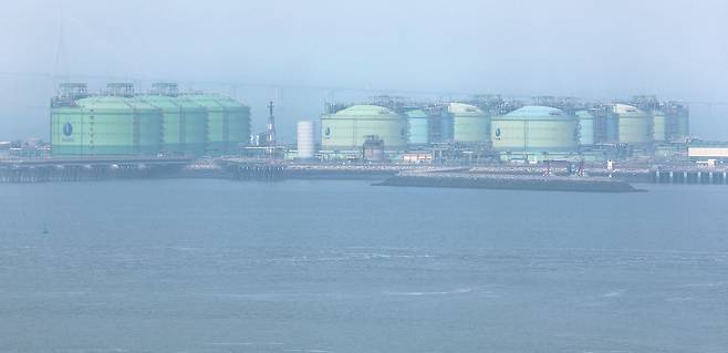 국내 최대 규모의 액화천연가스(LNG) 저장능력을 갖추고 있는 인천 송도 한국가스공사 인천생산기지 내 LNG 저장탱크. 연합뉴스