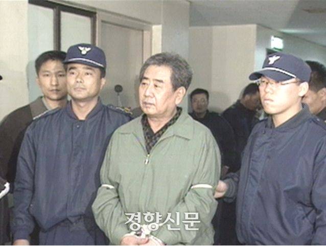 구속되는 수사관 출신 고문기술자 이근안. 경향신문 자료사진