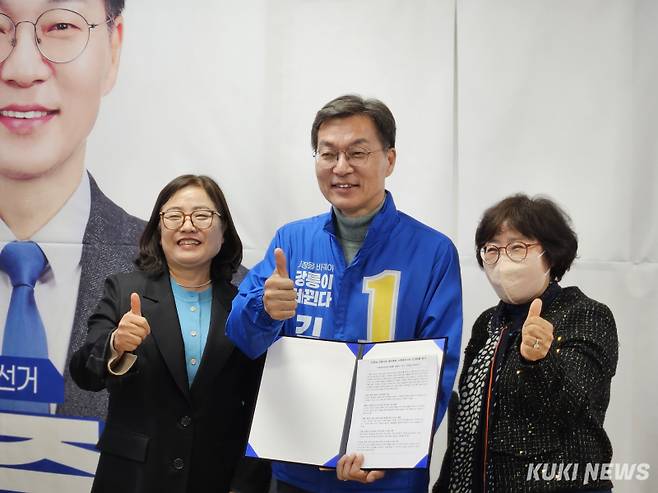 김중남 강릉시장 예비후보가 26일 옥천동 선거사무실에서 사회복지 현장 전문가 및 종사자들과 간담회를 갖고, 기존 행정 중심의 복지 체계를 ‘현장과 사람’ 중심의 패러다임으로 전환하기 위한 구체적인 대안을 논의했다. 강릉지역 사회복지종사자(290명)들이 김중남 예비후보 지지 선언을 하고 있다.