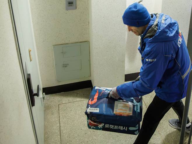 해롤드 로저스 쿠팡 대표가 지난 19일 경기 성남시 일대에서 프레시백을 들고 배송업무를 하고 있다. 쿠팡 제공