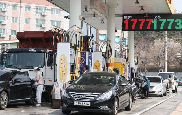 제2차 석유 최고가격제 시행 첫 날인 27일 부산 동래구의 한 주유소에 기름을 넣으려는 차량들이 줄지어 서 있다. 이날 전국의 저렴한 주유소에는 가격이 더 오를 것에 대비해 미리 주유하려는 차량들로 종일 붐볐다. 연합뉴스