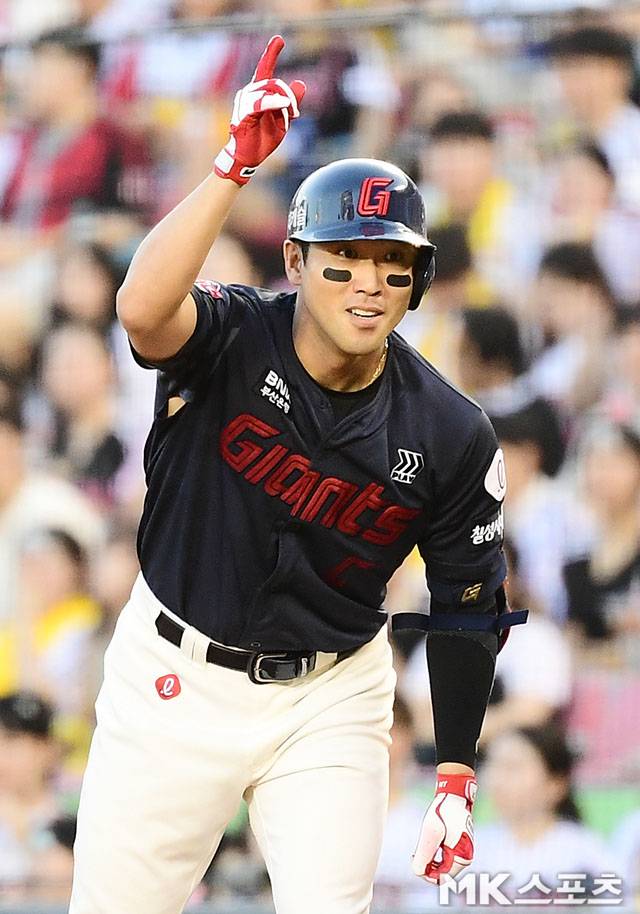 2025년 7월 20일 오후 서울 잠실구장에서 ‘2025 신한 SOL뱅크 KBO 리그’ 롯데 자이언츠와 LG 트윈스 경기가 열렸다. 6회초 선두타자로 나온 롯데 전준우가 행운의 안타를 치고 출루하고 있다. 사진=김영구 기자