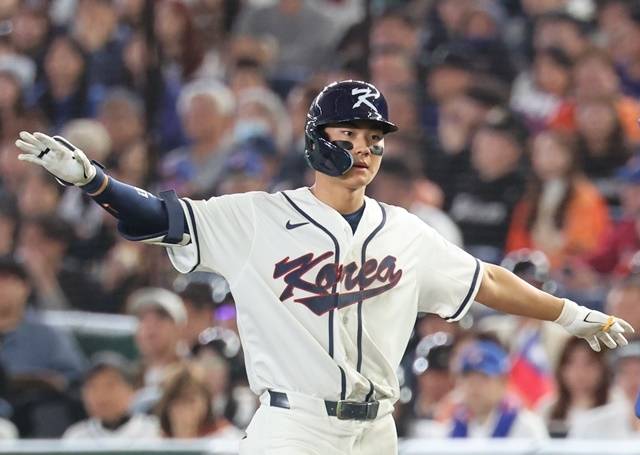 8일 일본 도쿄돔에서 열린 2026 월드베이스볼클래식(WBC) C조 조별리그 3차전 대한민국과 대만의 경기. 3회말 무사 한국 김주원이 1타루를 친 뒤 기뻐하고 있다. 사진=연합뉴스