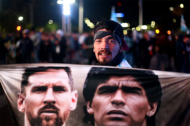 2024 코파 아메리카 결승 시작 전 아르헨티나 수도 부에노스아이레스 거리 응원을 위해 모인 팬이 리오넬 메시(왼쪽)와 故(고) 디에고 마라도나가 그려진 깃발을 들고 있다. 사진=REUTERS=연합뉴스 제공