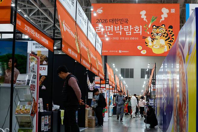 27일 인천 연수구 송도컨벤시아에서 열린 ‘2026 대한민국 라면박람회’에서 관람객들이 라면 관련 상품들을 살펴보고 있다.
