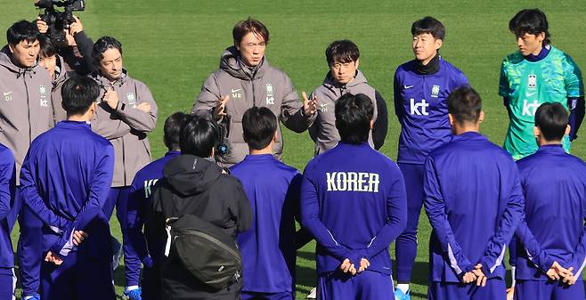 홍명보(윗줄 왼쪽 세 번째) 축구 대표팀 감독이 26일(현지 시간) 영국 밀턴킨스 MK돈스 훈련장에서 선수들에게 작전 지시를 하고 있다. 연합뉴스