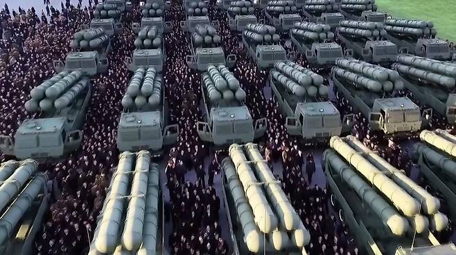 2월18일, 9차 당대회를 앞두고 북한의 신형 600㎜ 초대형 방사포 50여 개가 공개되었다. ⓒ평양 조선중앙통신