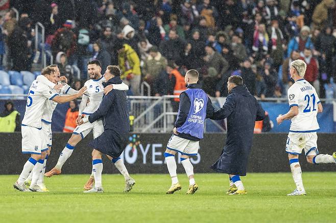 코소보 축구대표팀 선수들이 27일 슬로바키아 브라티슬라바의 테헬레 폴레 경기장에서 열린 2026 FIFA 북중미 월드컵 유럽축구연맹 플레이오프 C조 준결승 경기에서 슬로바키아를 꺾고 결승행을 확정한 뒤 환호하고 있다. 브라티슬라바 | EPA연합뉴스