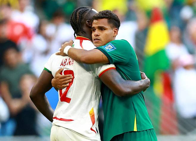 엔조(오른쪽)가 27일 멕시코 과달루페의 BBVA 스타디움에서 열린 수리남과 2026 국제축구연맹 북중미 월드컵 대륙 간 플레이오프 B조 준결승에서 승리한 뒤 상대 선수와 포옹하고 있다. 과달루페 | 로이터연합뉴스