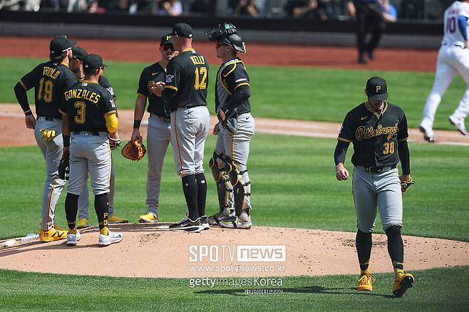 ▲ 스킨스는 27일 뉴욕 메츠와 경기에서 수비 도움을 받지 못한 채 0.2이닝 동안 5실점하고 쓸쓸하게 강판됐다