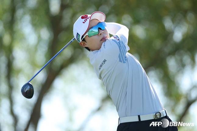 김효주가 티샷을 날리고 타구를 바라보고 있다. /AFPBBNews=뉴스1