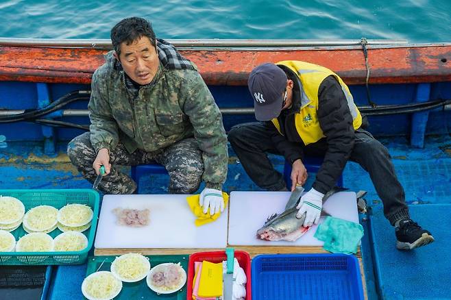 바다에서 직접 썰어 주는 자연산 회는 불티나게 팔린다