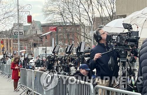 마두로 대통령 취재 열기 (뉴욕=연합뉴스) 김연숙 특파원 = 26일(현지시간) 미국 뉴욕 남부연방법원에서 열린 니콜라스 마두로 베네수엘라 대통령 부부 심리를 보기 위해 취재진이 대기하고 있다. 2026.3.27 nomad@yna.co.kr