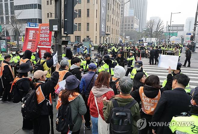 광화문 출근길 시위 벌이는 전장연 (서울=연합뉴스) 류영석 기자 = 27일 서울 세종대로 사거리 버스 승강장 차로에서 전국장애인차별철폐연대 회원들이 이동권 보장을 요구하며 시위를 하고 있다. 2026.3.27 ondol@yna.co.kr