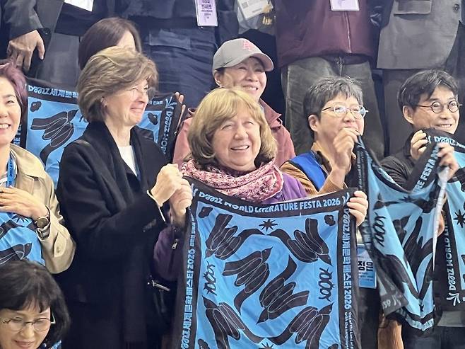 노벨문학상 수상 작가 스베틀라나 알렉시예비치 (파주=연합뉴스) 27일 경기도 파주 DMZ 캠프 그리브스에서 열린 '2026 DMZ세계문학페스타'에서 2015년 노벨문학상 수상자인 스베틀라나 알렉시예비치가 참가자들과 기념사진을 촬영하고 있다. 2025.3.27 kihun@yna.co.kr