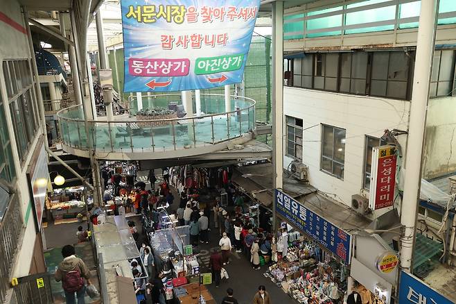 대구 민심의 바로미터 '서문시장' (대구=연합뉴스) 박세진 기자 = 6ㆍ3 지방선거를 68일 앞둔 27일 대구 민심의 바로미터로 불리는 중구 서문시장이 시민들로 북적이고 있다. 2026.3.27 psjpsj@yna.co.kr