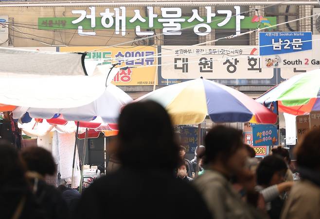 지방선거 D-68 (대구=연합뉴스) 박세진 기자 = 6ㆍ3 지방선거를 68일 앞둔 27일 대구 민심의 바로미터로 불리는 중구 서문시장에서 시민들이 장을 보고 있다. 2026.3.27 psjpsj@yna.co.kr