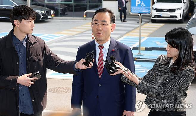 주호영, '컷오프' 불복 가처분 심문 (서울=연합뉴스) 이동해 기자 = 주호영 국회부의장이 27일 서울 양천구 서울남부지방법원에서 자신을 6·3 지방선거 공천에서 배제(컷오프)한 국민의힘 공천관리위원회 결정 효력을 정지해 달라며 낸 가처분 신청 심문에 출석하며 취재진 질문에 답하고 있다. 2026.3.27 eastsea@yna.co.kr