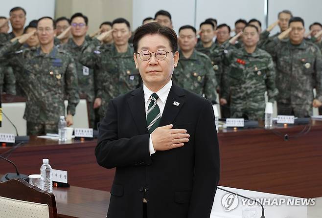 이재명 대통령, 전군주요지휘관회의 참석 (서울=연합뉴스) 한상균 기자 = 이재명 대통령이 27일 서울 국방부에서 열린 전군주요지휘관회의에서 국기에 경례하고 있다. 2026.3.27 xyz@yna.co.kr