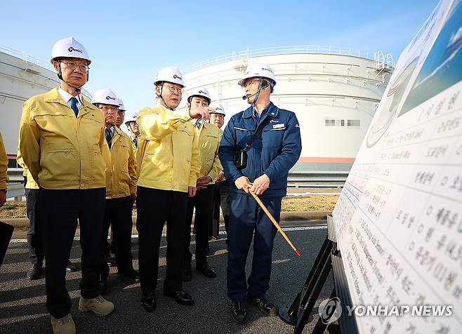이재명 대통령, 석유비축기지 시찰 (서산=연합뉴스) 김도훈 기자 = 이재명 대통령이 26일 충남 한국석유공사 서산 비축기지에서 시찰 중 발언하고 있다. 2026.3.26 superdoo82@yna.co.kr