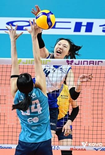 28일 서울 장충체육관에서 열린 진에어 2025~2026 V리그 여자부 플레이오프 2차전 경기서 현대건설 양효진이 GS칼텍스 블로킹 위로 공격을 하고 있다. 사진=한국배구연맹