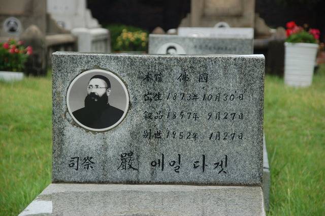 에밀 다겟 신부의 묘지 빗돌에는 타케가 아니라 '다겟'으로 표기되어있다.