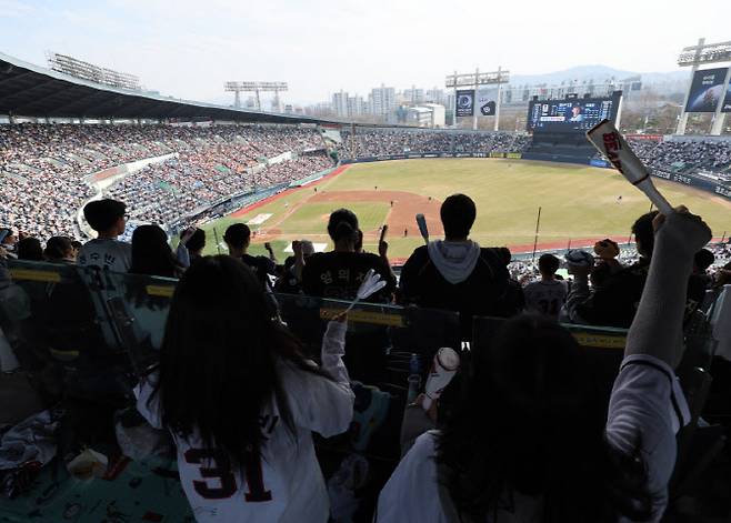 프로야구 정규리그 개막을 엿새 앞둔 22일 서울 송파구 잠실구장에서 열린 두산 베어스와 KIA 타이거즈의 시범경기에서 관중들이 응원을 하고 있다. 사진=연합뉴스