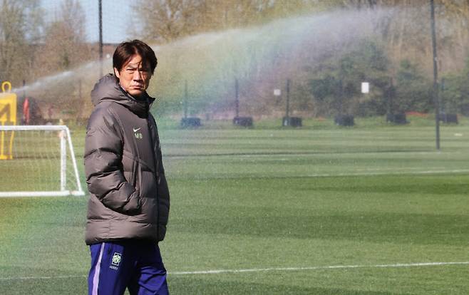 코트디부아르전을 앞둔 한국 축구 국가대표팀의 홍명보 감독이 26일(현지시간) 영국 런던 북서쪽 밀턴킨스 MK돈스 훈련장에서 훈련에 앞서 훈련장을 점검하며 생각에 잠겨 있다. 사진=연합뉴스