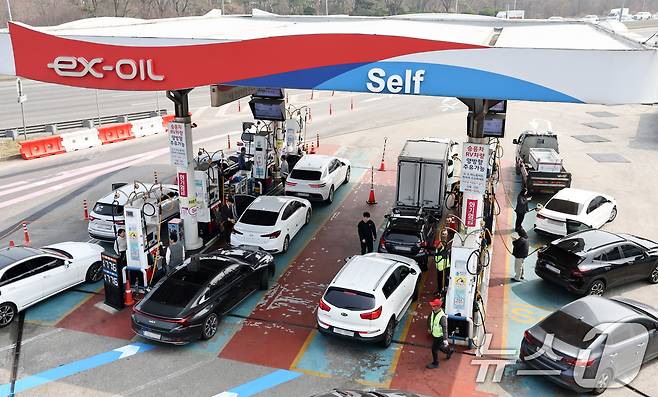 석유제품에 2차 최고가격제가 시행된 27일 서울 서초구 만남의광장 주유소에서 운전자들이 주유를 하고 있다. 2026.3.27 ⓒ 뉴스1 최지환 기자