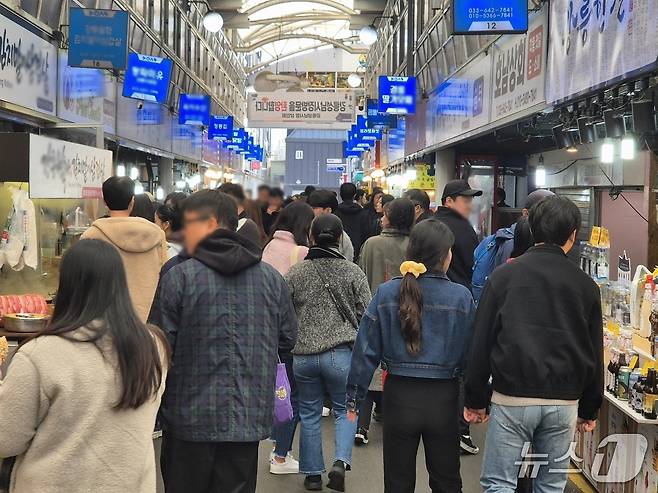 28일 강원 강릉 대표 전통시장 강릉중앙·성남시장이 나들이객으로 북적이고 있다. 2026.3.28/뉴스1 윤왕근 기자