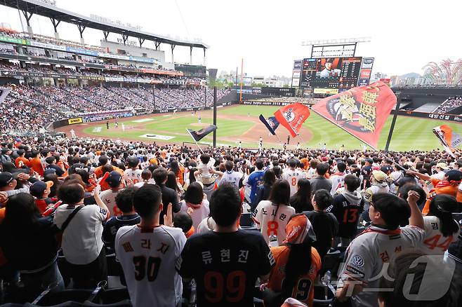 5일 대전 한화생명볼파크에서 열린 '2025 신한 SOL 뱅크 KBO리그' 프로야구 한화 이글스와 삼성 라이온즈 경기에서 어린이 날을 맞아 만원 관중속에 팬들이 응원전을 펼치고 있다. 2025.5.5 ⓒ 뉴스1 김기남 기자