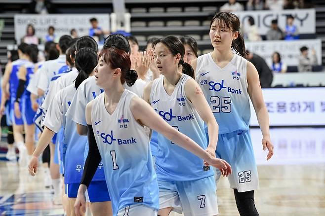 인천 신한은행이 갈 길 바쁜 아산 우리은행을 63-61로 꺾었다.(WKBL 제공)