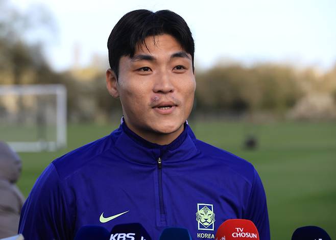 코트디부아르전을 앞둔 한국 축구 국가대표팀의 박진섭이 유럽 원정에 동행한 국내 취재진과 인터뷰하고 있다. 사진 | 밀턴 케인즈=연합뉴스