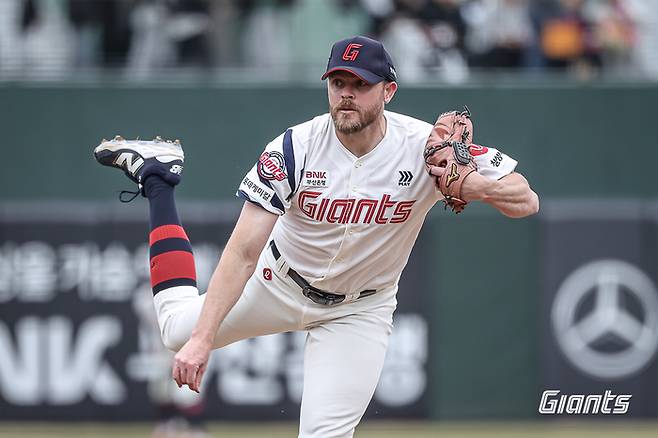 롯데 비슬리가 22일 부산 사직구장에서 열린 2026 KBO리그 시범경기 한화전에서 역투하고 있다. 사진 | 롯데 자이언츠