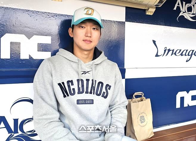 NC 구창모가 28일 창원NC파크에서 열린 2026시즌 KBO리그 개막전에서 승리를 따낸 뒤 옅은 미소로 인터뷰하고 있다. 사진 | 마산=장강훈기자 zzang@sportsseoul.com