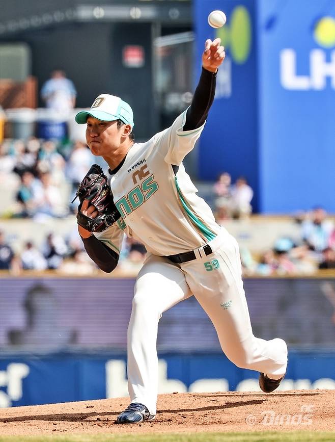 NC 구창모가 2026시즌 KBO리그 개막전에서 두산 타선을 상대로 힘차게 공을 뿌리고 있다. 사진 | NC 다이노스