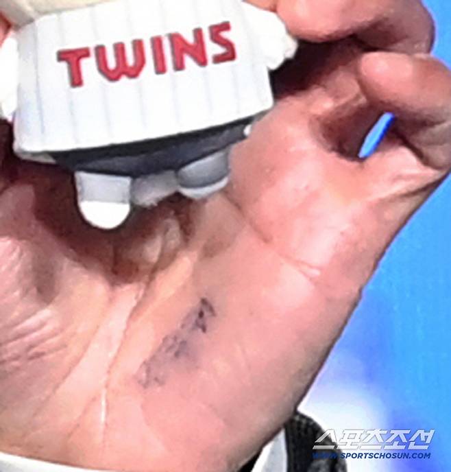 LG 염경엽 감독 손에 적힌 커닝페이퍼.