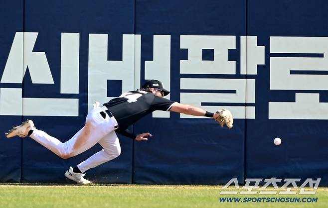 28일 잠실야구장에서 열린 KT와 LG의 개막전. 3회말 1사 만루 KT 좌익수 힐리어드가 LG 박동원의 타구를 잡자 못하고 있다. 잠실=허상욱 기자wook@sportschosun.com/2026.03.28/