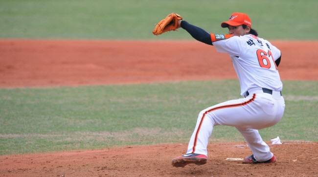 29일 오후 청주종합운동장에서 2012 프로야구 넥센과 한화의 경기가 열렸다. 한화 선발투수 박찬호가 넥센 타자들을 상대로 힘차게 볼을 던지고 있다.