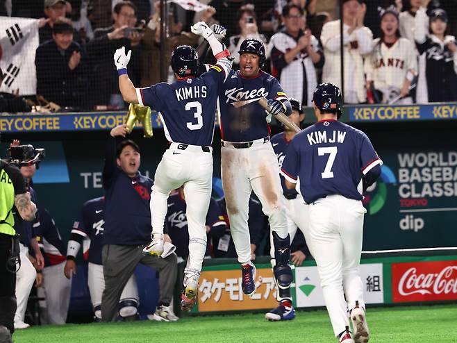 조별 라운드 일본전에서 이토를 상대로 홈런을 친 김혜성이 더그아웃 앞에서 동료들과 기쁨을 나누고 있다. 연합뉴스
