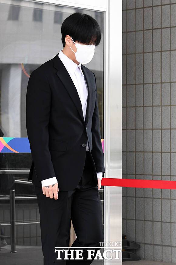 병역법 위반으로 징역 1년 집행유예 2년을 선고 받은 그룹 빅스 출신 라비가 소집해제 후 사과문을 게재했다. 사진은 병역 비리로 1심에서 유죄를 선고받은 그룹 빅스 출신 라비가 31일 오전 서울 양천구 서울남부지방법원에서 열린 첫 항소심 공판에 참석한 뒤 법원을 나서는 모습이다./더팩트DB