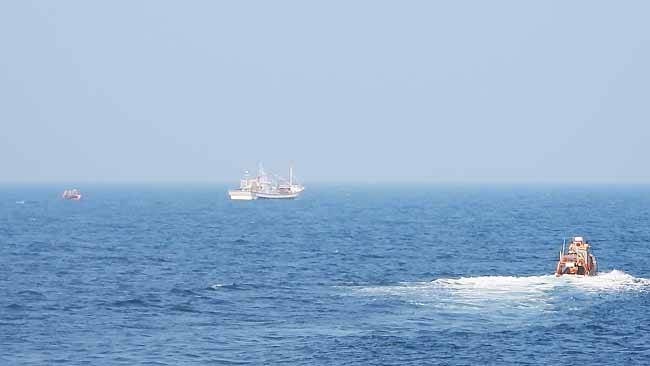 동해해경이 수색 이틀째인 28일 대형함정 고속단정을 이용해 사고 해역을 수색 중이다. /동해해경