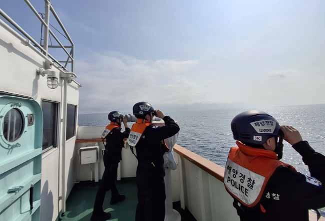 동해해경이수색 이틀째인 28일 해상추락자를 수색 중이다. /동해해경