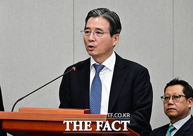 김용범 청와대 정책실장이 정부의 나프타 수출 금지 조치를 두고 더 큰 손실로 돌아올 수 있다며 우려를 드러냈다. 사진은 김용범 정책실장이 지난달 18일 오전 서울 여의도 국회에서 열린 운영위원회 전체회의에 출석해 2026년도 예산안에 대한 제안설명을 하고 있는 모습이다./국회=배정한 기자